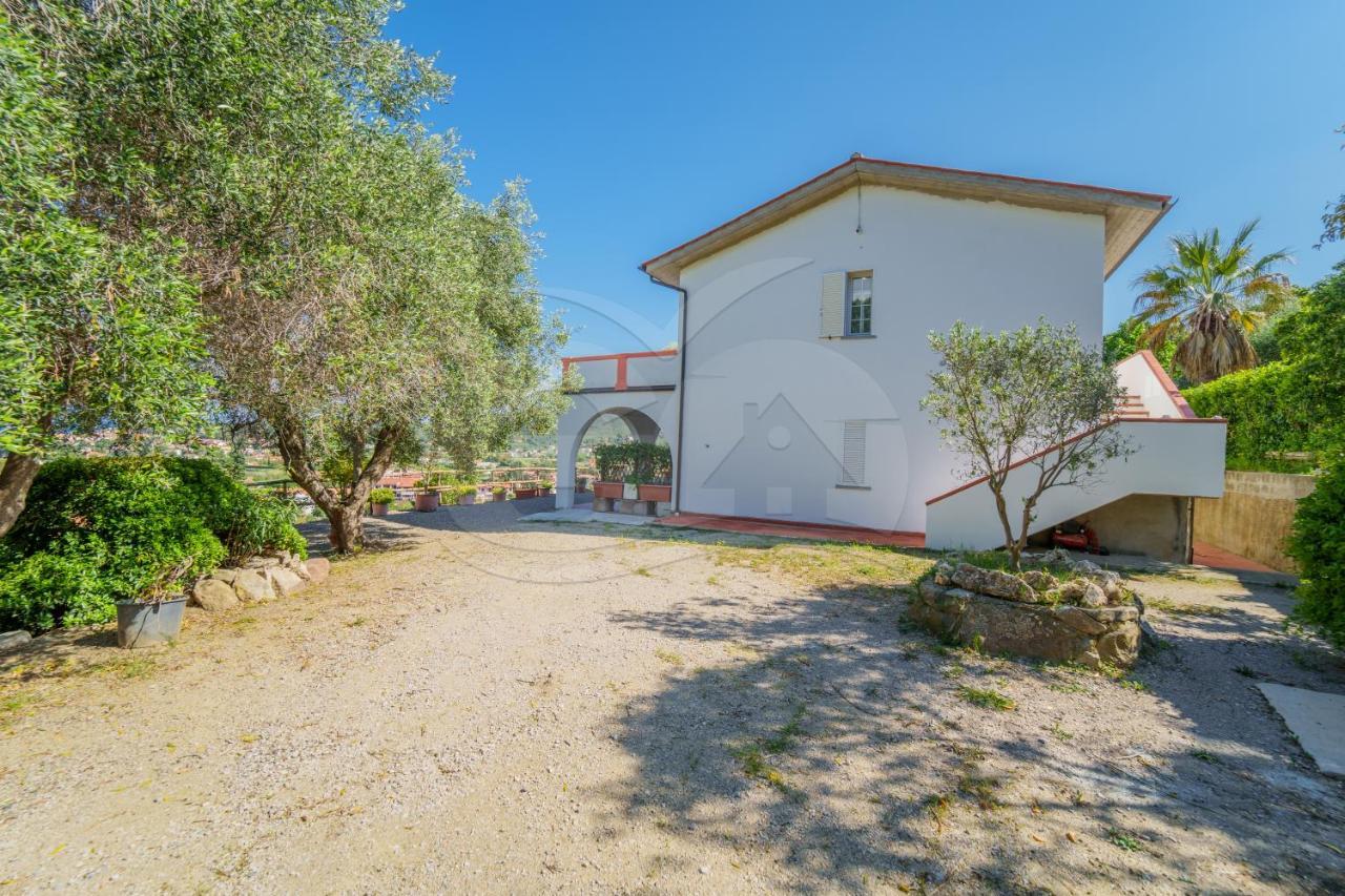 La Palazzina Nel Verde - Goelba Casa Alzi 外观 照片